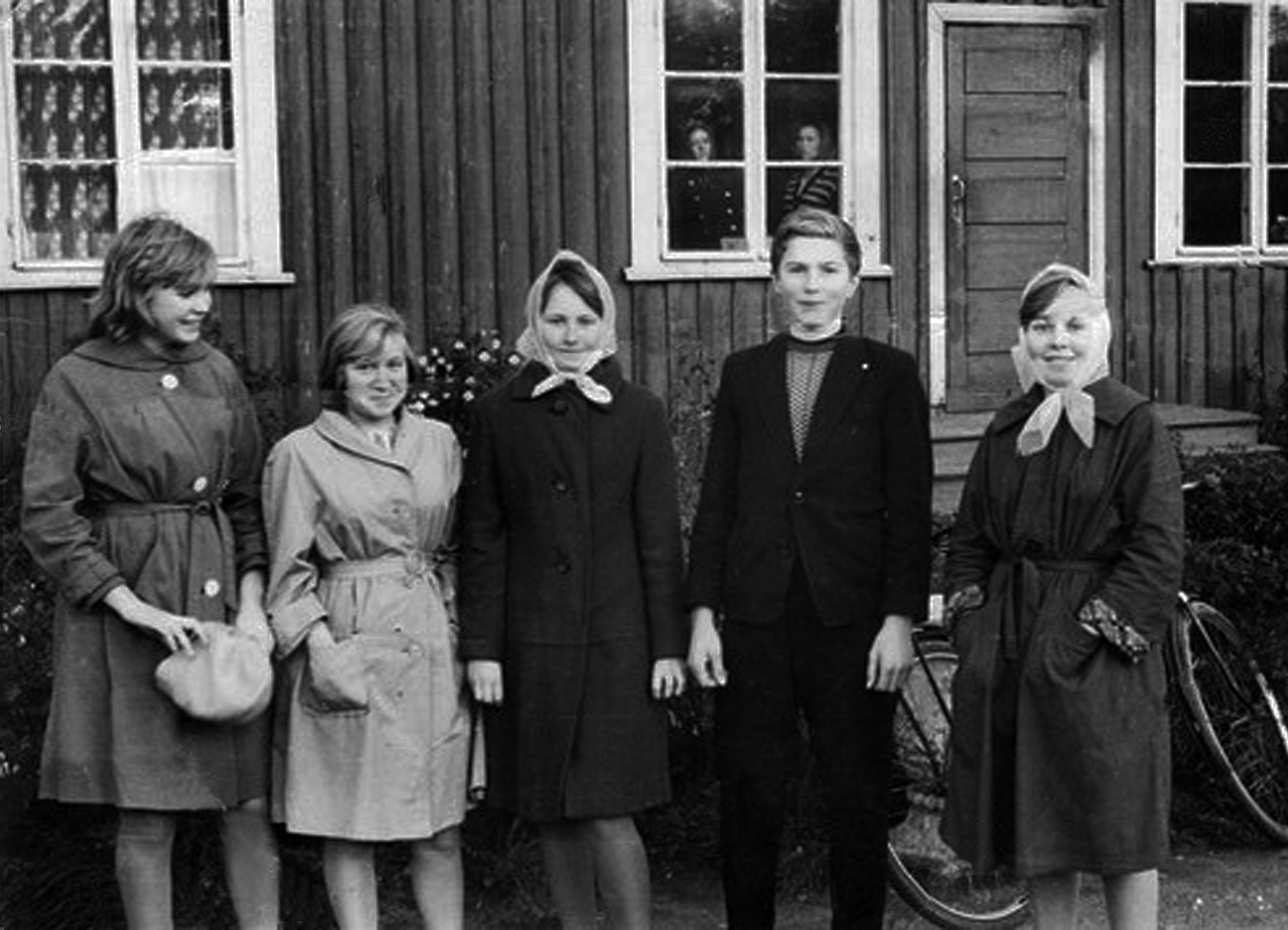 Выпусники-8-кл.-едут-учиться-в-техникумы-1963г.